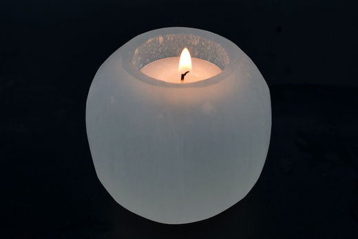 Selenit svícen koule